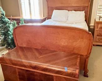 Gorgeous antique bed with mattess