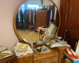 Art Deco 1920's Vanity with Round Mirror