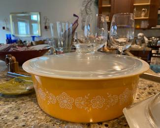 PYREX Butterfly Gold - 4 Quart Round Covered Casserole