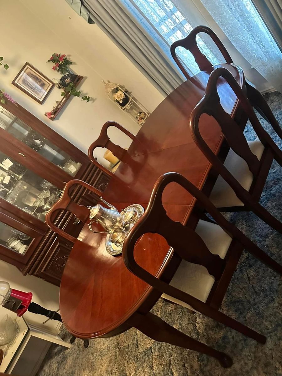Beautiful dining table and 6 chairs