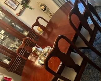Beautiful dining table and 6 chairs