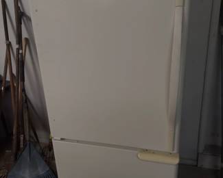 Amana refrigerator. Freezer pull out drawer. Works extremely well.