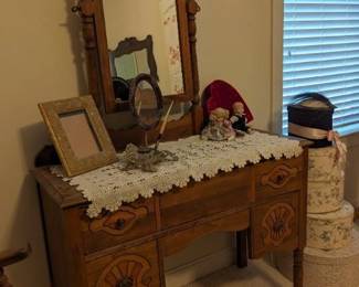 C. 1920 Dressing table, has bed and chest of drawers to match