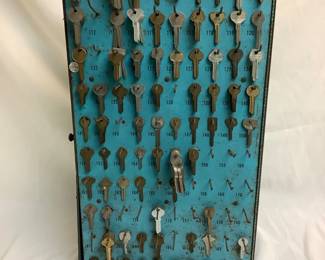 BIHY826 Vintage Locksmiths Key Blank Display Vintage locksmith's display for key blanks. 200 hooks are marked out for house, padlock and vehicle keys, with a guide for which keys should go where.&nbsp;
