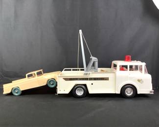 BIHY210 Vintage 1960s Marx Big Bruiser Super Highway Service Tow Truck With Wrecked Truck Highway service tow truck by Marx with wreaked tan truck. This is battery operated tow truck. Does have some broken pieces which are circled in the photos. Looks like it takes size D batteries, which we tried to test but couldn't get it to work.
