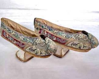 BIHY103 Antique Chinese Manchu Shoes A pair of antique Chinese Manchu shoes. These pedestal shoes were made for a women with unbound feet.&nbsp;
