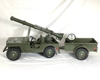 BIHY212 Vintage 1960s Hasbro G.I. Joe Combat Jeep With Trailer 1960's original G.I Joe Combat Jeep HQ-26 7000 with Trailer, gun and spot light. It is missing some pieces. Takes 2 size D batteries which tried to get it to work but wasn't able too. Does have a little wear to it but still in good condition for the era.&nbsp;

