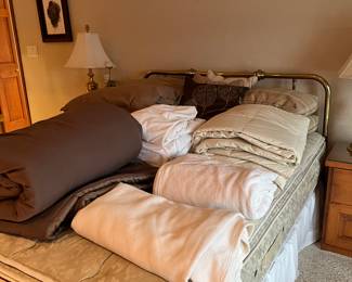 Queen Bed /Linens