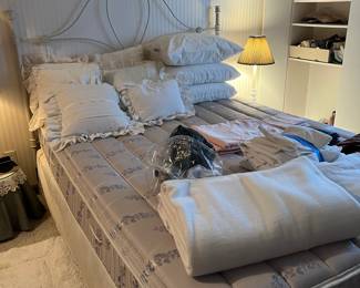Full Bed /Linens