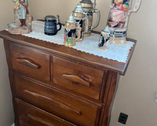 Serviceable dresser