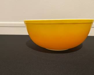 Pyrex nesting bowls in 'Pineapple Party (yellow to orange/ ombre)  Excellent condition. Also have smaller green and blue nesting bowl.