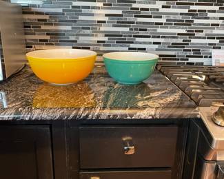 Pyrex nesting bowls in 'Pineapple Party (yellow to orange/ ombre) and green. Excellent condition. Also have smaller blue nesting bowl.