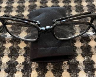 Neato little fold up reading glasses. They fold up tiny to slip into the smallest evening bag or pocket. 