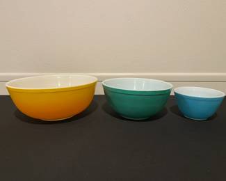 Pyrex nesting bowls in 'Pineapple Party, green and blue.  Excellent condition. 