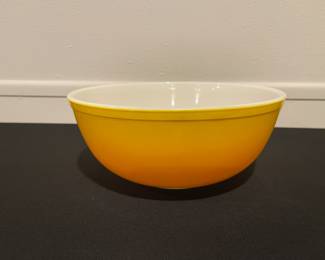 Pyrex nesting bowls in 'Pineapple Party (yellow to orange/ ombre)  Excellent condition. Also have smaller green and blue nesting bowl.