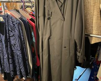 Men’s size 44 zip in liner rain coat. 