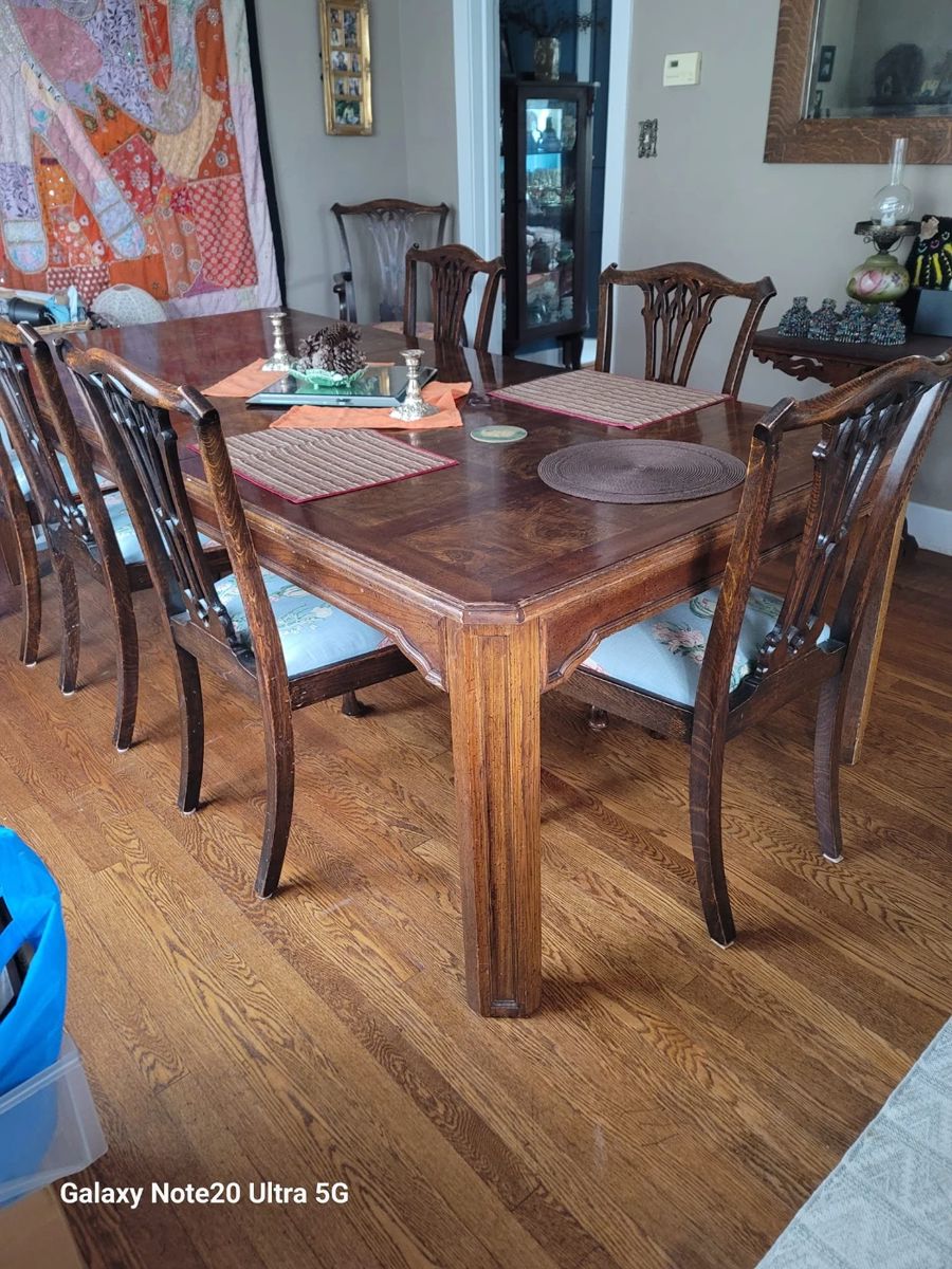 46 x 74 with 2  22 inch leaves= 118inch long, 6 side chairs, 2 arm chairs, some imperfections  