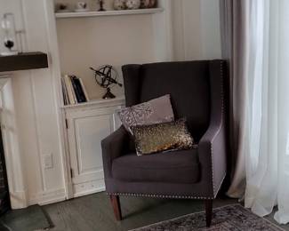 Area Rug, Decorator Items, Throw Pillows