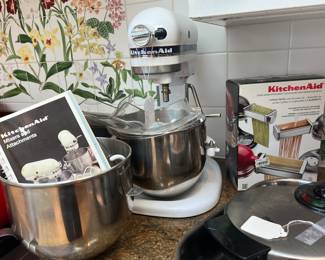 KITCHEN AID STAND MIXER AND ACCESSORIES