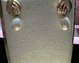 14kt Diamond Pearl Drop Earrings