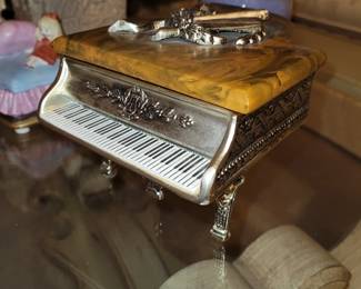 Bakelite lid piano music box