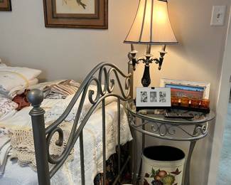 The small bedside table matches the 2 twin beds.