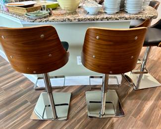 4 swivel wood/chrome bar stools