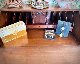 Slant-front desk/secretary with 4 drawers