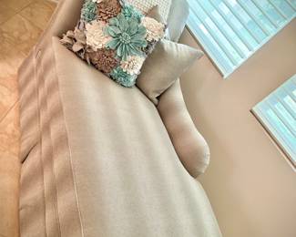 Ethan Allen chaise lounge - like new condition