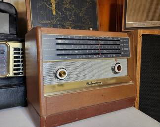 VINTAGE SEARS SILVERTONE MODEL 8224 FOUR BAND SHORTWAVE RADIO