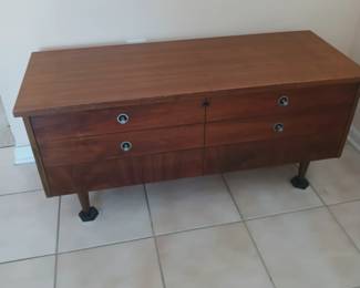 Nice MCM cedar hope chest by Lane