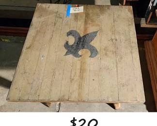 JPAS9031 Short Wooden 30 in Square Table with a Black Fleur de Lis