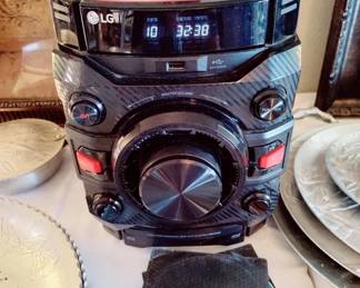 LG STEREO /AM/FM/CD  WITH 2 SPEAKERS, LIKE NEW