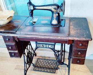 ANTIQUE SINGER 