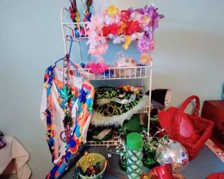 LARGE ASSORTMENT OF PARTY SUPPLIES