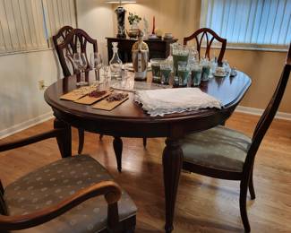 48" round table with 2 24" leaves and 4 side chairs and 2 arm chairs