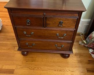 Bob Timberlake Lexington Furniture Carolina Night Chest Nightstand cherrywood 
Bob Timberlake Collection
Lexington Cherry Carolina Night Chest Nightstand Side Table #833-621.
We have two of these  $300 each 
In very good condition