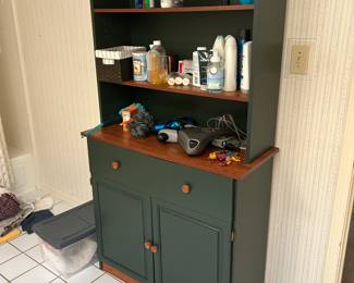 Hutch, bathroom items
