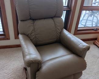 Tan leather reclining chair (has cat claw marks)