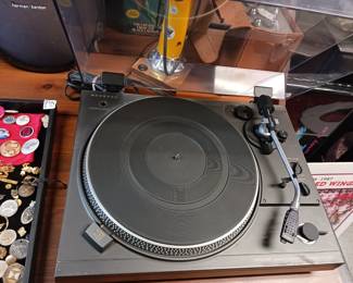 Hitachi direct drive turntable for vinyl records