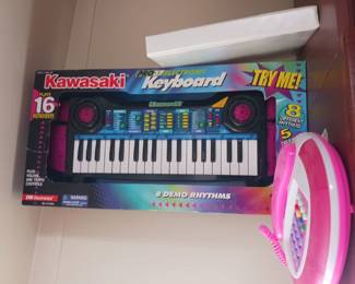 Child size Kawasaki keyboard plays 16 at different instruments