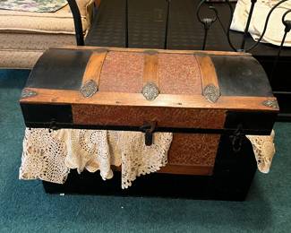 Vintage Trunk, excellent condition.