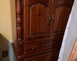 Chest of drawers that go with dresser and bed. 