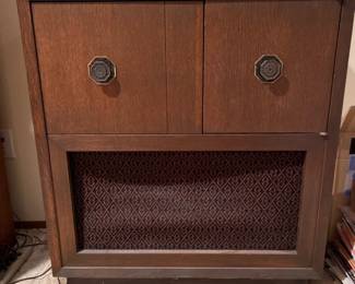 Vintage Magnavox Collaro Conquest Record Player & Tube Radio Cabinet