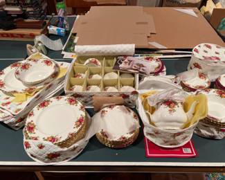 Royal Albert Old Country Roses - 8 Place Settings + LIKE NEW