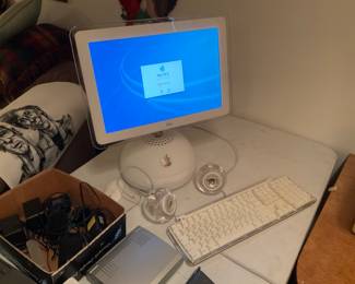 VINTAGE APPLE COMPUTER 