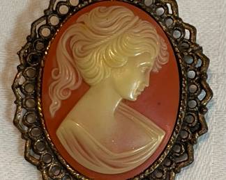 Beautiful Vintage Cameo Brooch