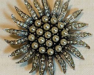 Lovely Vintage Rhinestone & Pearl Brooch