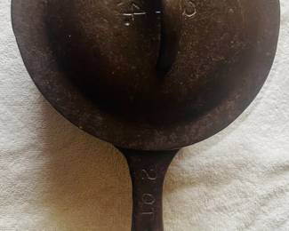 Vintage Cast Iron 2Qt Lodge Sauce Pot 