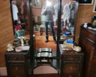 Beautiful  Vintage 3 Mirrored  Vantity 